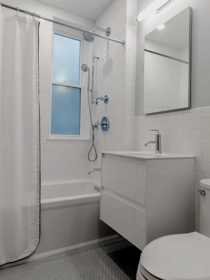 Salle de bain classique blanche avec baignoire
