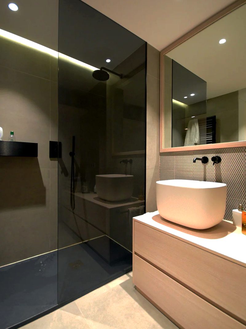 Salle de bain contemporaine meuble bois douche verre — Levallois