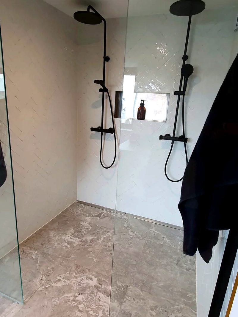 Douche italienne robinetterie noire marbre gris — Courbevoie