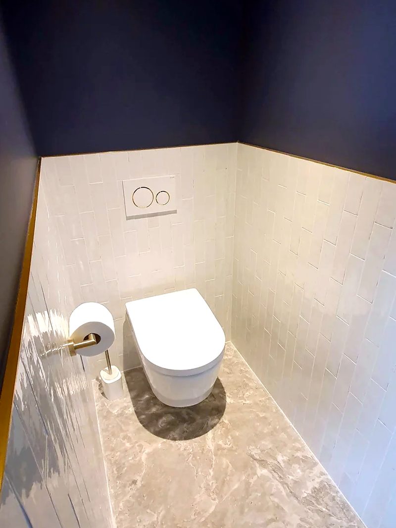 WC suspendu faïence blanche marbre gris — Courbevoie