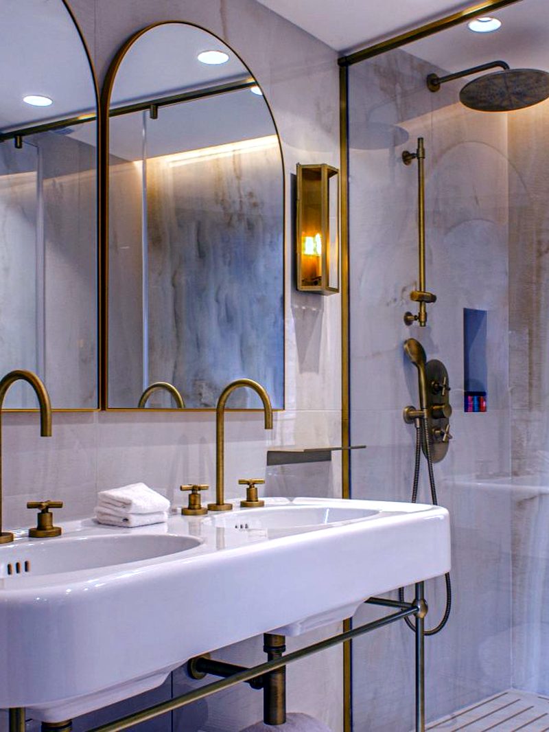 Salle de bain marbre crème laiton suite Madison