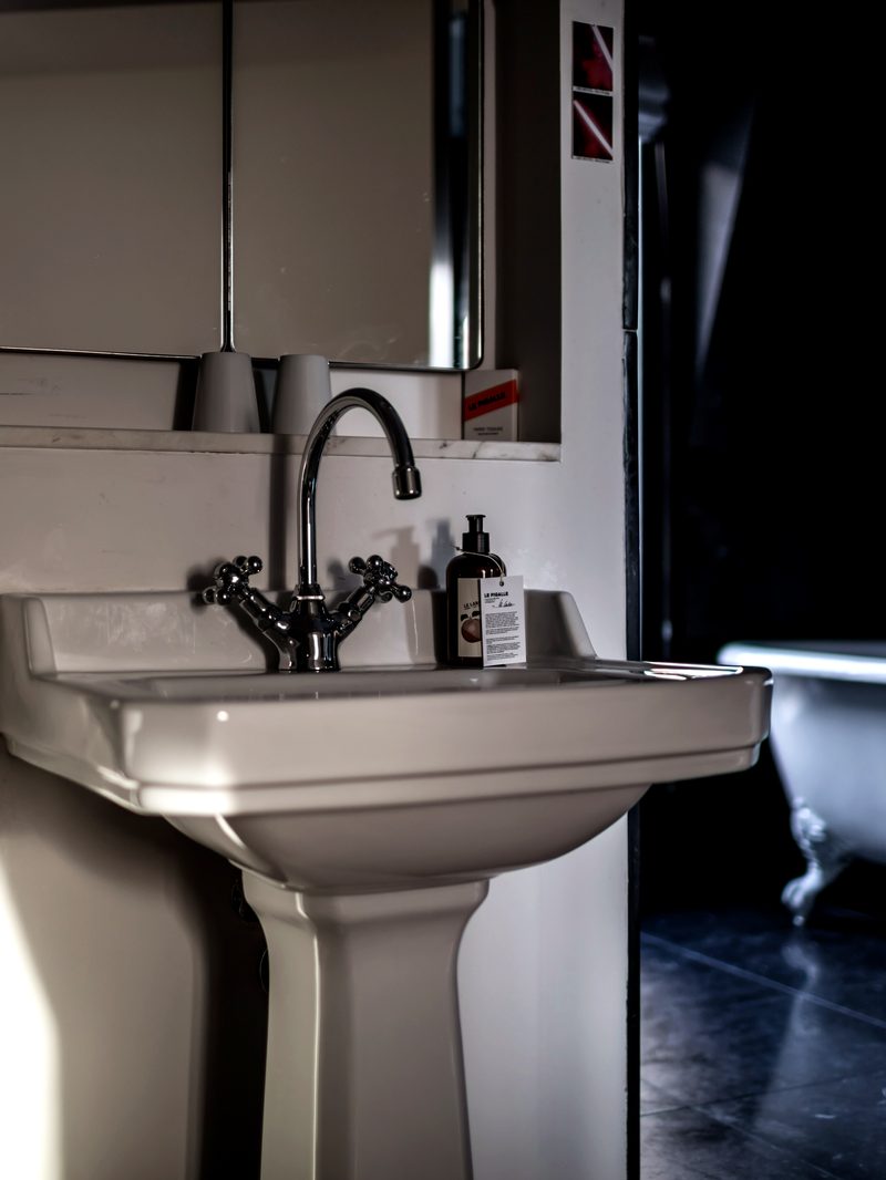Salle de bain vintage suite Le Pigalle Paris